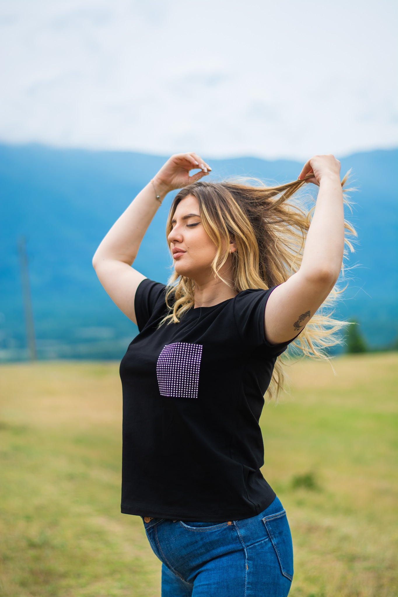 Women black cotton t-shirt with a crystal pocket