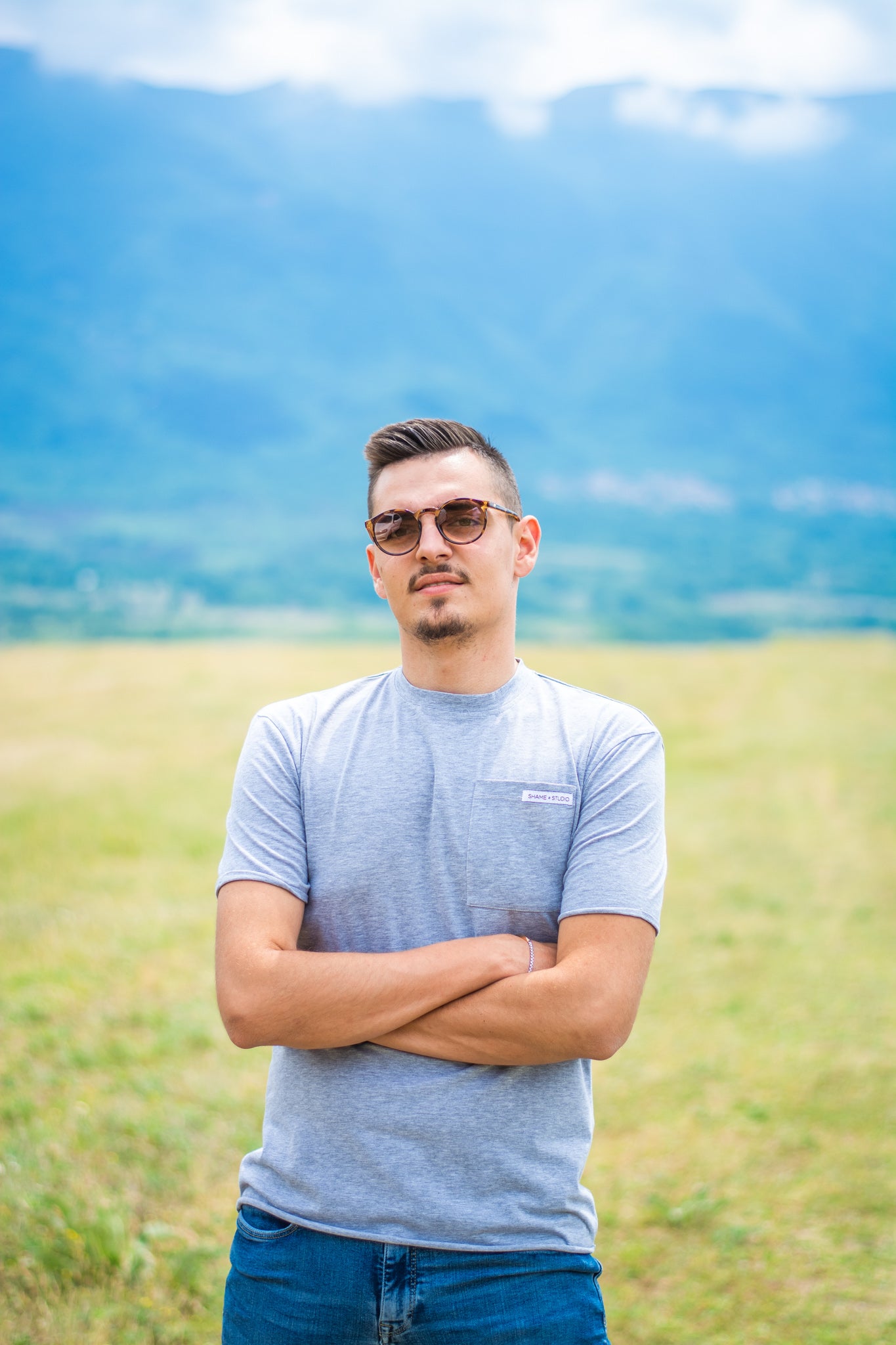 Men grey cotton t-shirt with short sleeve and front pocket