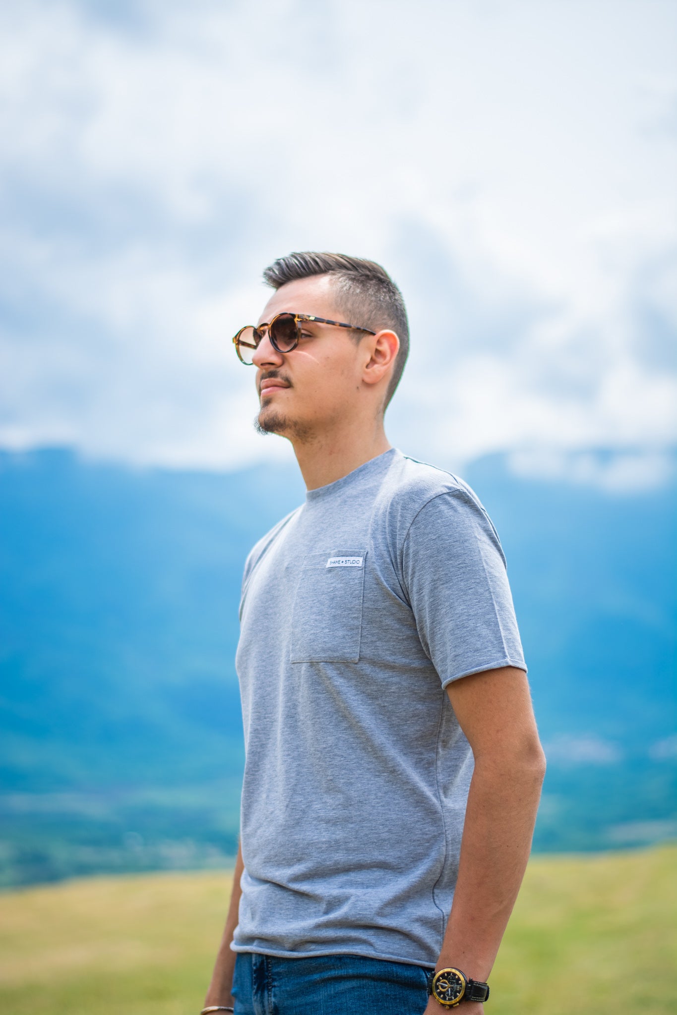 Men grey cotton t-shirt with short sleeve and front pocket