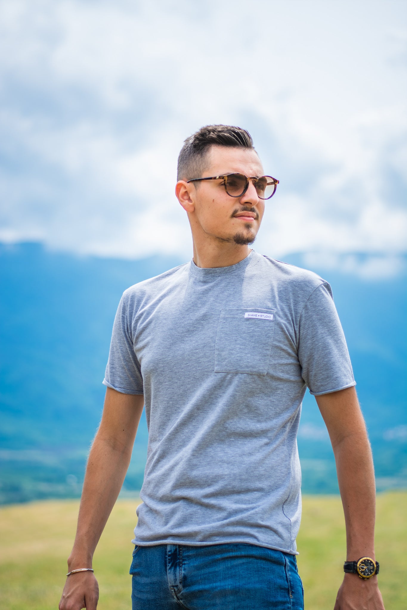 Men grey cotton t-shirt with short sleeve and front pocket