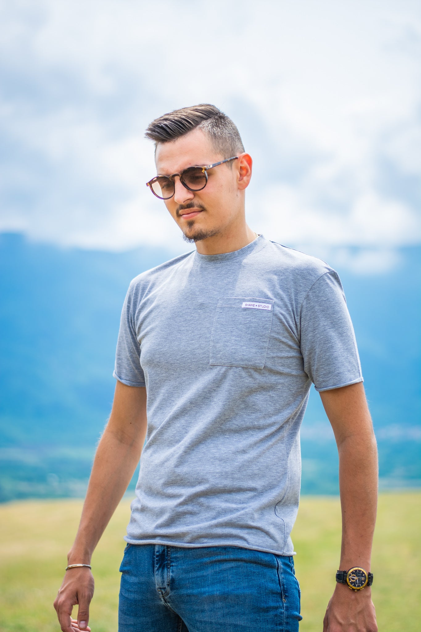 Men grey cotton t-shirt with short sleeve and front pocket
