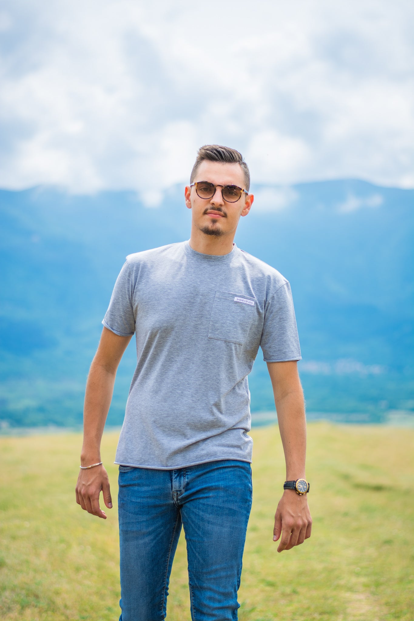 Men grey cotton t-shirt with short sleeve and front pocket