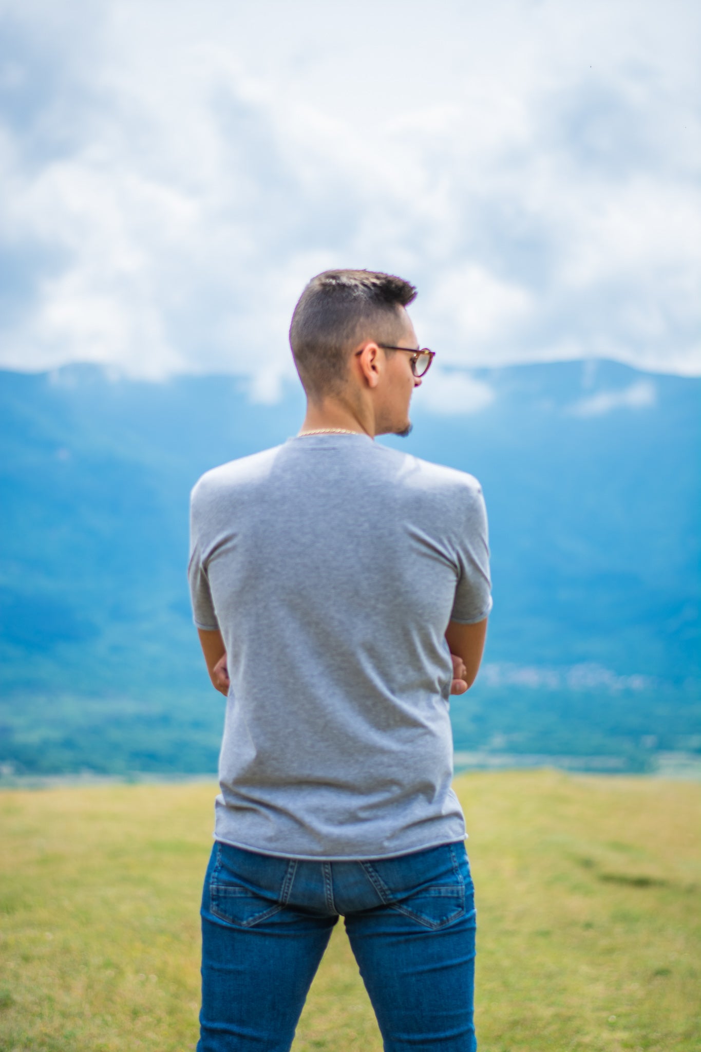 Men grey cotton t-shirt with short sleeve and front pocket