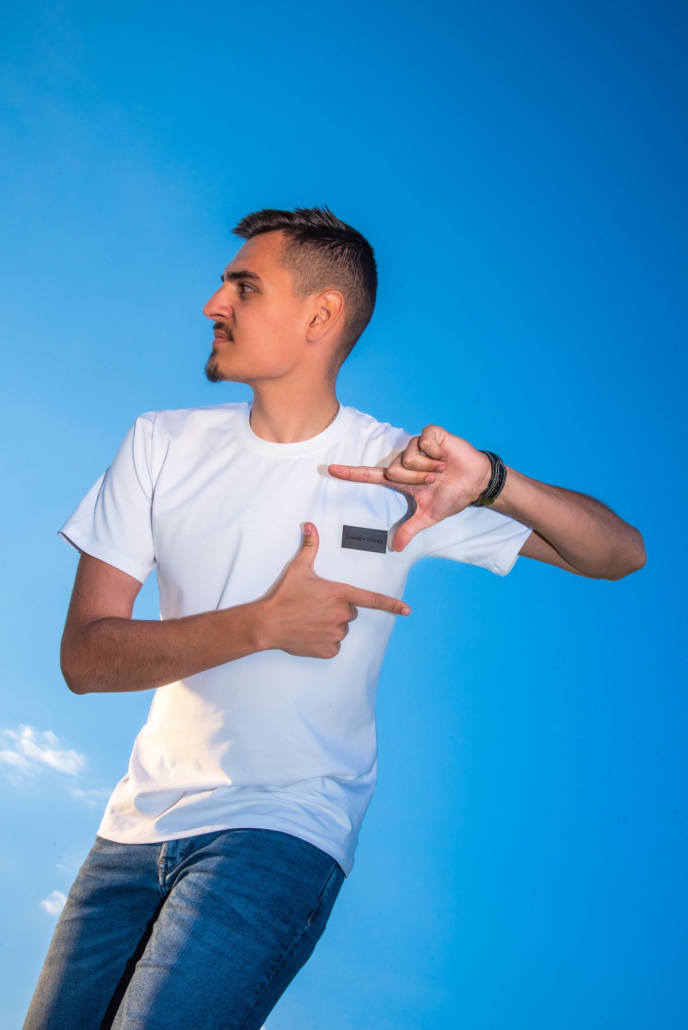 Men white cotton t-shirt with logo badge