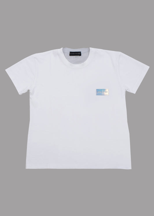 T-shirt femme en coton blanc avec badge logo chromé